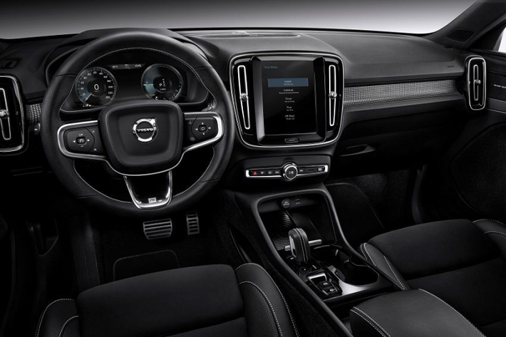 Xe có thể tăng tốc từ 0-100 km/h trong thời gian 7,3 giây và đạt vận tốc tối đa 180 km/h. Quan trọng hơn là Volvo XC40 Recharge T5 2020 chỉ tiêu thụ lượng xăng trung bình chỉ 2,3 lít/100 km và thải ra lượng khí CO2 chỉ 52 g/km. Ngoài ra, xe còn được trang bị cụm pin lithium-ion 10,7 kWh, cho phép xe hoàn thành quãng đường 44 km mà không dùng đến động cơ xăng. Hiện hãng Volvo chưa công bố thời gian sạc pin cụ thể của mẫu SUV hạng sang này.
