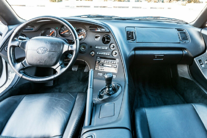 Tương tự ngoại thất, cabin của xe cũng giữ được hiện trạng tốt. Bề mặt và chất liệu nhựa, da ở bảng táp-lô, vô-lăng, cần số, cần phanh tay, hốc gió và các nút bấm còn độ nhám, ít hao mòn. Dấu hiệu ảnh hưởng của thời gian xuất hiện rõ nhất là các nếp nhăn ở phần da bọc ghế người lái .