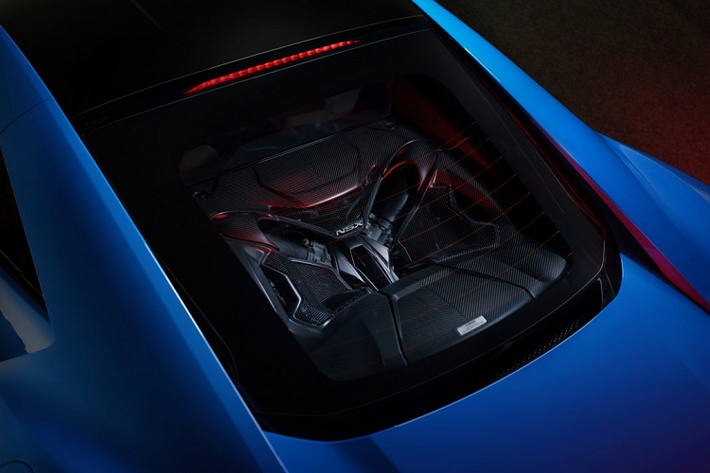 Tiêu chuẩn, Acura NSX 2021 mới có được ba màu sơn gồm 130R White, Curva Red và Berlina Black. Trogn khi đó, Long Beach Blue Pearl sẽ được bán ra với giá 1.000 USD, nằm trong bảng màu cao cấp (Premium) bên cạnh những màu sơn nhưIndy Yellow Pearl, Thermal Orange Metallic, Source Silver, Casino White Pearl. Cao cấp hơn nữa, khách hàng có thể tùy chọn lên bảng màu Andaro với giá 6.000 USD, gồm hai màu là Valencia Red Pearl và Nouvelle Blue Pearl.