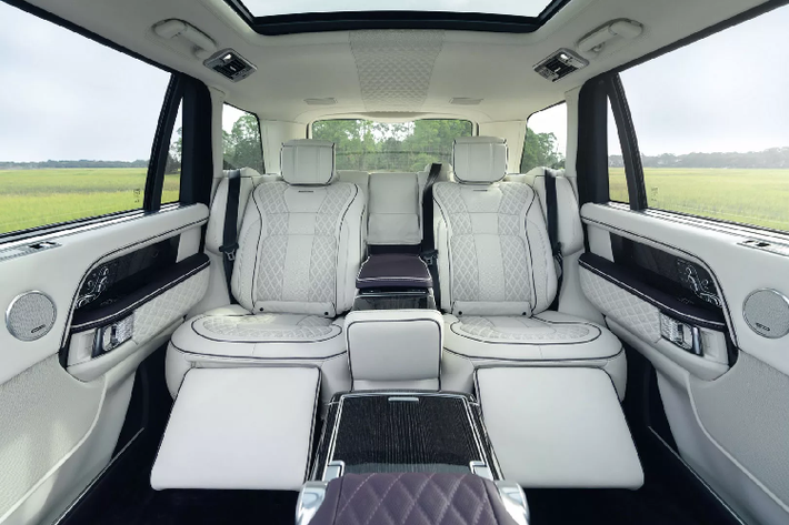 Những thay đổi không chỉ dừng lại ở phía trước. Mẫu SUV hạng sang được trang bị cánh gió bằng sợi carbon và cản sau thể thao hơn với bộ khuếch tán nổi bật. Bản độ của Overfinch cũng có hệ thống ống xả bằng thép không gỉ. Đặc biệt, phiên bản Range Rover Sandringham Edition mang trên mình màu sơn Nebula Black cộng hưởng các sắc thái màu tím đem lại hiệu ứng thị giác độc đáo theo ánh sáng mặt trời.