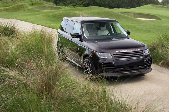 Phiên bản Range Rover Sandringham Edition mới còn sở hữu lưới tản nhiệt sợi carbon. Khe gió chắn bùn trước bằng sợi carbon. Hoàn thiện bản độ là mâm xe hợp kim 22 inch gia công bằng máy cắt kim cương.