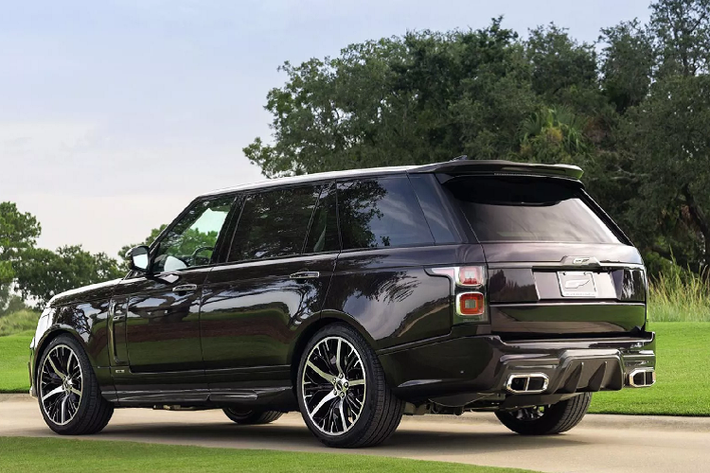 Tuy nhiên trong một vài năm qua, cái tên Land Rover đang dần bị lu mờ trước các đối thủ khác Bentley và Rolls-Royce.
