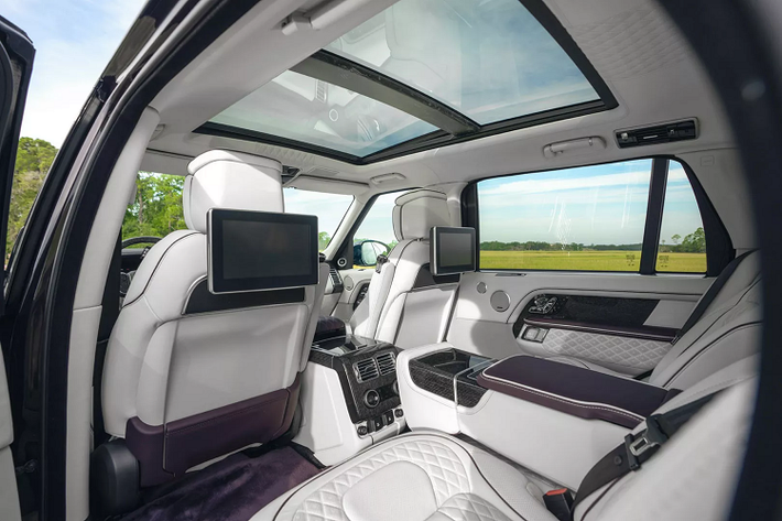 Phiên bản này sẽ được hãng độ Overfinch sản xuất giới hạn 5 chiếc và giá xe Range Rover Sandringham Edition bắt đầu từ 315,000 USD (khoảng 7,3 tỷ đồng).
