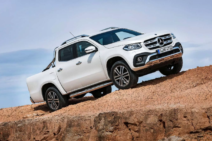 Trân mẫu bán tải của mình, hãng xe sang Mercedes-Benz chỉ thực hiện các sửa đổi về thiết kế, đi kèm với trang bị tiện nghi cao cấp và cung cấp dòng động cơ xăng và dầu để X-Class trở thành một chiếc “bán tải nhà giàu” đúng nghĩa nhằm bán ra ở các thị trường như châu Âu, Nam Phi hay Úc.