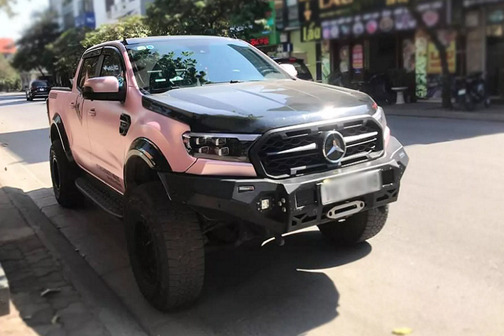Mercedes-Benz X-Class là mẫu bán tải hạng sang hiếm hoi trên thị trường, tuy nhiên đáng tiếc là thị trường Việt Nam không phân phối dòng xe X-Class. Chính vì thế, một người yêu bán tải X-Class đã quyết tâm độ Ford Ranger thành Mercedes-Benz X-Class để thoả sở thích cá nhân.