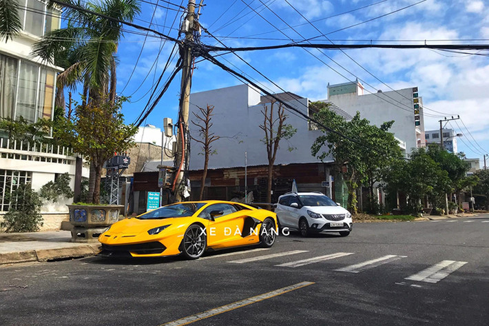 Chưa dừng lại đó bảng điều khiển trung tâm của siêu xe Lamborghini Aventador SVJ cũng được sửa đổi lại đôi chút so với đàn anh Lamborghini Aventador SV. Màn hình của Lamborghini Aventador SVJ hoàn toàn mới mang đến trải nghiệm thú vị hơn. Hai bên thành ghế có logo SVJ.