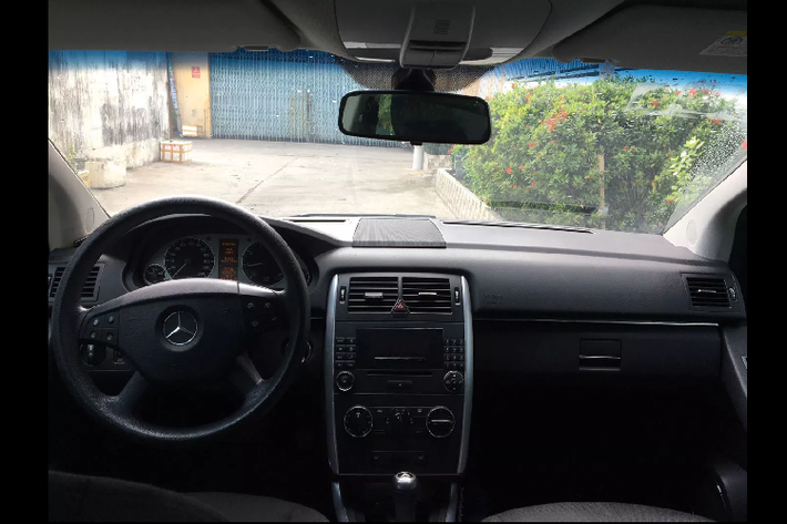 Về tính năng an toàn, B-Class thế hệ đầu tiên (2005-2008) được trang bị tiêu chuẩn túi khí trước chủ động với hai chế độ hoạt động tùy theo mức độ nghiêm trọng của tai nạn, túi khí rèm và túi khí sườn cho hành khách hàng ghế đầu; dây an toàn căng dây sớm và giới hạn lực siết cho hàng ghế trước; tựa đầu chủ động; hệ thống chống trượt bánh ASR; hệ thống ổn định điện tử ESP; chống bó cứng phanh ABS; hỗ trợ phanh BAS.
