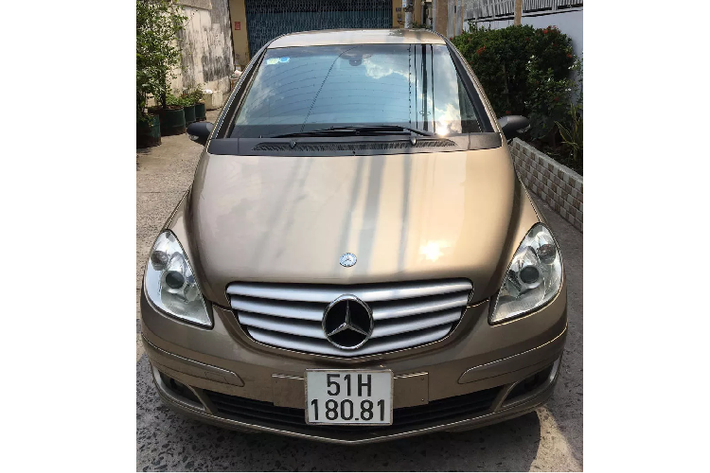Xe trang bị ghế nỉ. Các tiện ích nổi bật bao gồm kính chỉnh điện, cảm biến trước sau,... Hệ thống giải trí trên xe bao gồm đầu đọc CD, kết nối USB, và các thiết bị ngoại vi khác