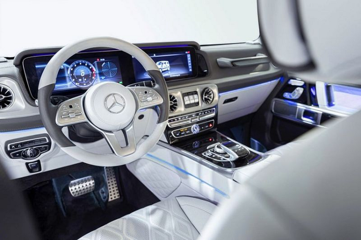 Những tiện nghi xa xỉ khác trên chiếc Mercedes-Benz G-Class độ khủng này bao gồm hai màn hình giải trí cho hàng ghế sau, thảm len, tựa đầu bằng lông tơ và bộ sạc không dây. Thậm chí, đến cốp xe cũng được hoàn thiện tỉ mỉ trong màu sơn mài màu đen piano và viền nhôm sang trọng.