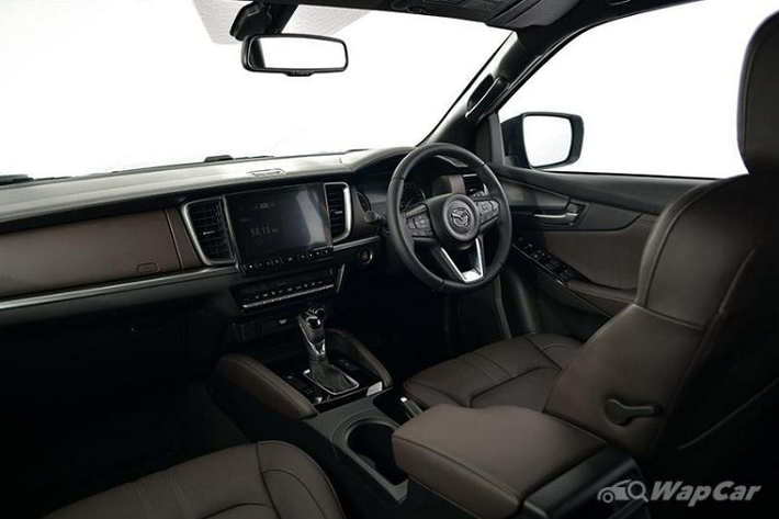 Về sức mạnh, Mazda BT-50 2021 tại Thái Lan có sẵn với 2 cấu hình động cơ, bao gồm: động cơ diesel BluePower Ddi 3.0L (187 mã lực và 450 Nm) và động cơ turbodiesel BluePower Ddi 1.9L (148 mã lực và 350 Nm). Có thể nhận thấy 2 cấu hình động cơ này tương tự như trên Isuzu D-Max thế hệ mới. Đi kèm với đó là hộp số sàn 6 cấp hoặc tự động 6 cấp.