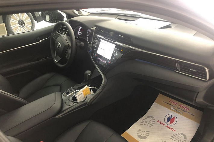 Trên thực tế, Toyota Camry XLE 2020 được định vị là một mẫu sedan phổ thông cỡ D. Trong khi đó, Lexus ES 250 mới lại là một mẫu sedan hạng sang cỡ trung được xây dựng trên nền tảng của Toyota Avalon, mẫu xe "đàn anh" của Camry. Chính vì vậy khi xét về đẳng cấp, có thể nói Toyota Camry hay Camry XLE "không có cửa" để so với Lexus ES 250.