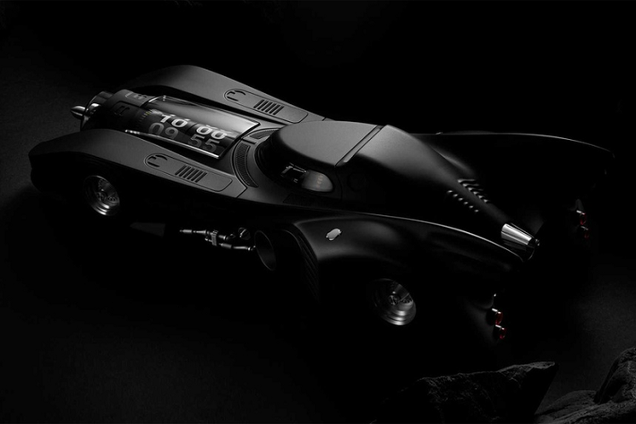 Đây được xem là một trong những chiếc Batmobile đẹp nhất của Batman từng xuất hiện trên màn ảnh rộng với thiết kế lấy cảm hứng từ siêu xe. Kết hợp cùng màu sơn đen cùng các chi tiết nhận diện của nhân vật Batman giúp chiếc xe thêm phần bí ẩn và đặc biệt.