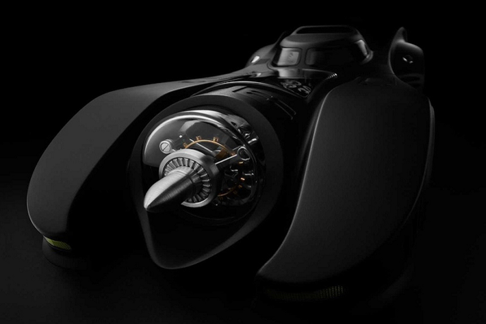 Mẫu đồng hồ Batmobile có kích thước dài x rộng x cao lần lượt 298 x 121 x 67 mm. Khối lượng tổng thể đạt 2 kg.