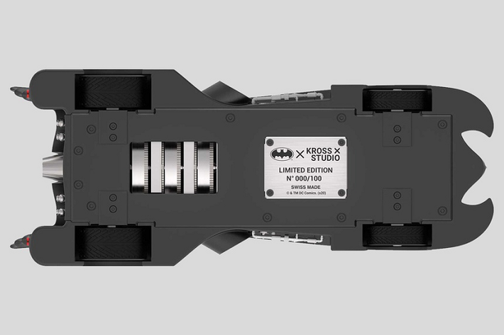 Toàn bộ mẫu đồng hồ Batmobile này được lắp ráp bằng tay và sản xuất giới hạn 100 chiếc trên toàn thế giới.