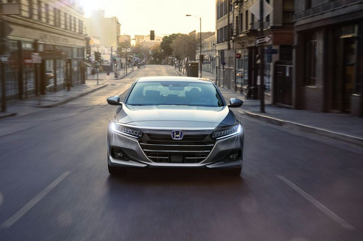 Đối với phiên bản 2021, Honda cũng bổ sung phiên bản Sport Special Edition mới "thế chỗ" của Accord EX 1.5T. Accord Sport SE thực chất là một chiếc Accord Sport nhưng có thêm nhiều tính năng mới gồm ghế ngồi bọc da, ghế trước có sưởi, ghế lái chỉnh điện 12 hướng, ghế hành khách chỉnh điện 4 hướng, gương chiếu hậu có sưởi, Smart Entry và khởi động máy từ xa.