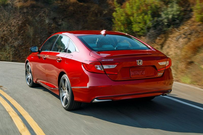 Về diện mạo, Accord Sport và Accord Sport SE đều khác biệt so với các phiên bản Accord thông thường khác nhờ cánh lướt gió cố định trên nắp cốp sau, mâm xe 19 inch độc đáo, đèn sương mù LED, lưới tản nhiệt mạ crôm màu tối và ốp ống xả mạ crôm.
