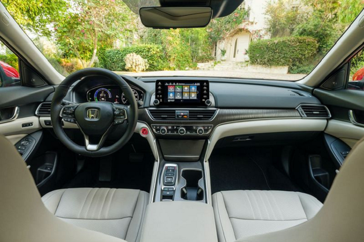 Các phiên bản Honda Accord nâng cấp mới bao gồm; LX, EX-L và Touring nhận được la-zăng hợp kim mới, trong khi các bản Sport, Sport Special Edition (SE) và Touring có thêm lựa chọn sơn ngoại thất Sonic Gray Pearl mới.