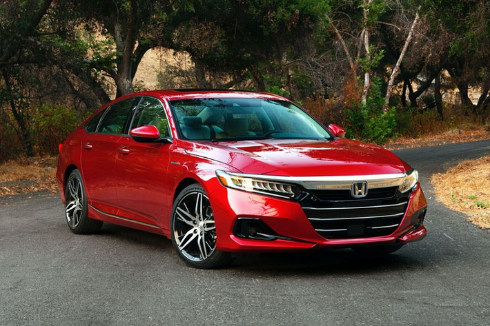 Honda Accord 2021 mới sở hữu ngoại thất thiết kế mới mẻ, với những sửa đổi chính là lưới tản nhiệt rộng hơn tích hợp bộ phận ra-đa cải tiến dành cho gói an toàn chủ động Honda Sensing, đèn pha LED mới (từ phiên bản EX trở lên) với dải chiếu sáng xuống đường dài hơn và rộng hơn cùng các hốc đặt đèn sương mù nhỏ hơn.