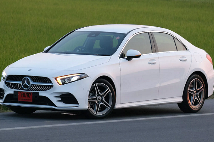 Cụ thể hơn, Mercedes-Benz A-Class sedan 2021 mới tại Thái Lan sắp tới sẽ được lắp ráp tổng cộng 2 phiên bản: A 200 Progressive Tiêu chuẩn; A 200 AMG Dynamic với gói trang bị ngoại thất thể thao.