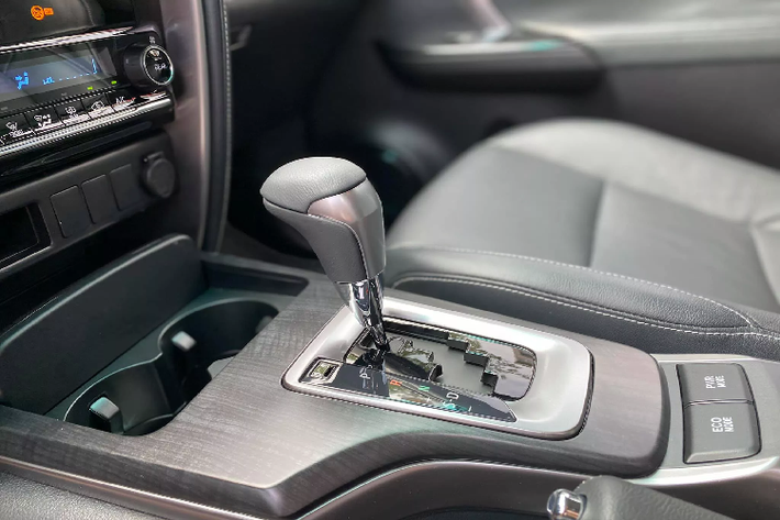 Mặc dù phiên bản này không có hệ thống an toàn Toyota Safety Sense, nhưng trang bị an toàn chủ động và bị động trên Fortuner 2021 cũng khá đầy đủ với loạt phanh ABS/BA/EBD, cân bằng điện tử, kiểm soát lực kéo, khởi hành ngang dốc, camera lùi và 7 túi khí.