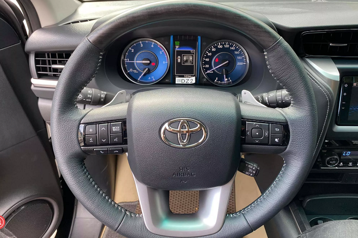 Trên thực tế, Toyota Fortuner 2021 phiên bản máy dầu 1 cầu số tự động (2.4AT 4x2) thường được số đông lựa chọn vì có giá bán dễ tiếp cận, động cơ dầu 2.4L bền bỉ, tiết kiệm và có tính kinh tế cao thích hợp để phục vụ cho nhu cầu sử dụng chạy dịch vụ. So với phiên bản máy xăng 2.7L cấu hình 1 cầu số tự động, phiên bản máy dầu có giá rẻ hơn khoảng 40 triệu đồng.