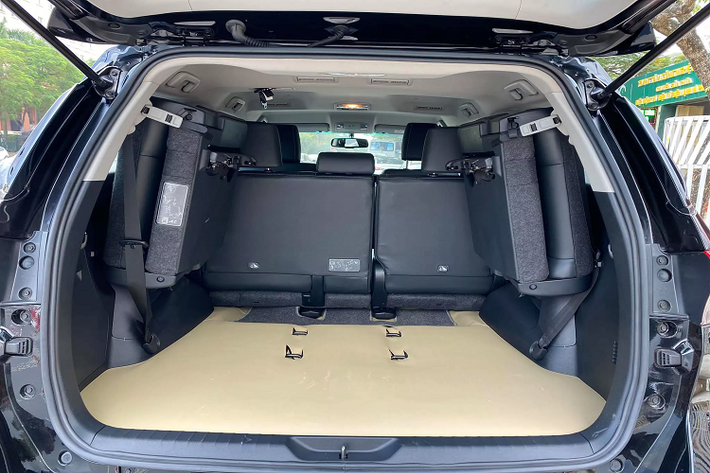 Nhìn chung, Toyota Fortuner 2021 phiên bản máy dầu 1 cầu số tự động cũng được trang bị khá nhiều “đồ chơi” thiết thực để phù hợp sử dụng cho gia đình như: Lẫy chuyển số đằng sau vô lăng, điều khiển hành trình, chìa khóa thông minh & Khởi động bằng nút bấm, khoá cửa điện/ khoá từ xa. Ghế bọc da, ghế lái chỉnh điện, 2 giàn lạnh tự động, màn hình DVD 7 inch giải trí.
