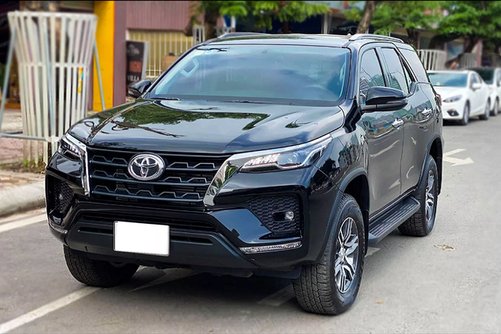 Mẫu xe SUV Toyota Fortuner 7 chỗ luôn được đánh giá là ăn khách nhất trong phân khúc tại thị trường Việt Nam. Là dòng xe bán chạy, “dễ mua dễ bán” nên Fortuner 2021 mới đã nhanh chóng có mặt trên sàn xe cũ chỉ sau khoảng 2 tháng bán ra.