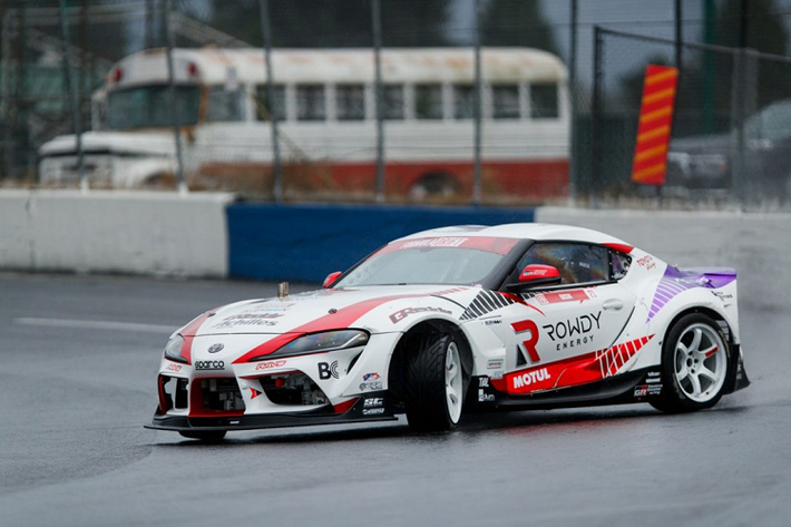 Tiếp đến chính là một chiếc xe được sinh ra để thực hiện những mà drift đỉnh cao “GReedy Performance GR Supra”. Chiếc xe này được tạo ra nhằm hướng tới giải đua Formula Drift Pro 2020. Mẫu xe này được nâng cấp bởi Ken Gushi Motorsports và GReddy Performance với động cơ sáu xi-lanh thẳng hàng 3.0 lít DOHC 24 van của Supra đã được tinh chỉnh lại. Đội ngũ kĩ thuật đã trang bị thêm cho xe tăng áp BorgWarner EFR 9280.
