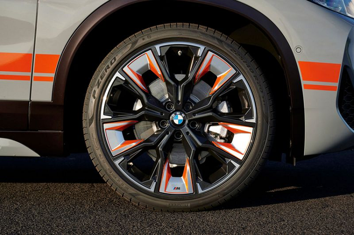 Chưa hết, BMW X2 M Mesh Edition còn được cung cấp các bánh xe 19 inch độc đáo đi kèm lốp runflat 225/45R19 hoặc mâm xe M Aerodynamic 20 inch có các điểm nhấn màu đen - cam kết hợp với lốp 225/40R20. Lốp hiệu suất mùa hè hoặc bốn mùa là tùy chọn bổ sung.
