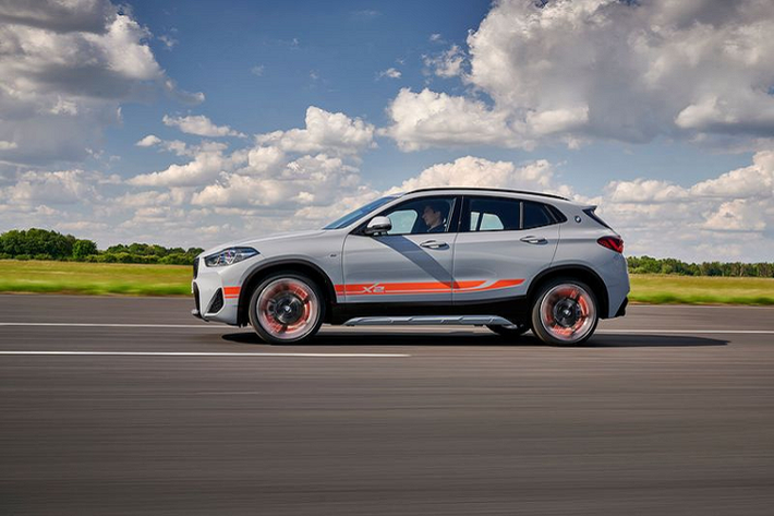 Khách hàng sẽ có 5 lựa chọn sơn ngoại thất với BMW X2 M Mesh Edition 2021 mới: Trắng Alpine, Xám Brooklyn Metallic, Xanh Phytonic Blue Metallic, Đen Sapphire Metallic và cam Sunset Orange Metallic.
