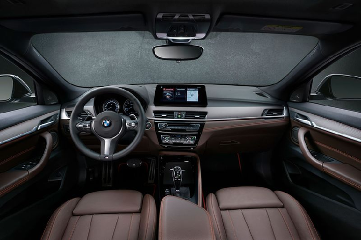Cung cấp sức mạnh cho cả hai mẫu BMW X2 sDrive28i và xDrive28i M Mesh Edition là khối động cơ tăng áp 2.0L 4 xi-lanh sản sinh công suất 228 mã lực và mô-men xoắn 349 Nm.