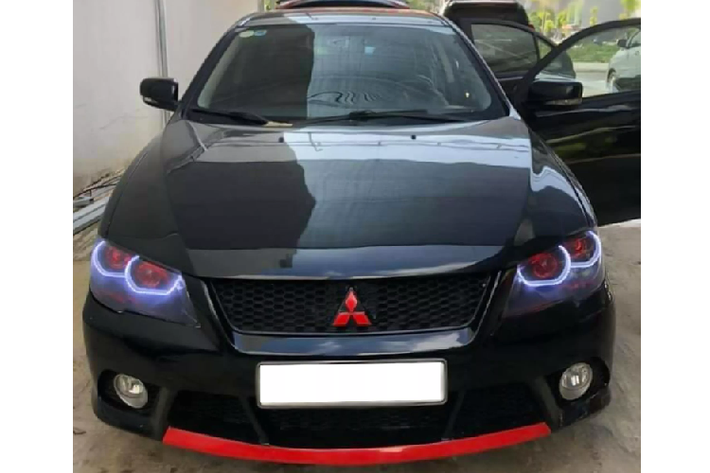 Ngoại thất Mitsubishi Lancer IO đời 2010 mang ADN thiết kế của phiên bản hiệu năng cao Lancer Evolution, phần đầu nổi bật với lưới tản nhiệt cỡ lớn, bodykit thể thao và “dàn chân” lắp bộ mâm 18 inch. Nếu yêu thích xe JDM, người chơi thậm chí có thể độ ngoại thất Lancer IO để thêm phần thể thao hơn với đồ chơi dễ kiếm, đặc biệt là chơi theo phong cách của phiên bản hiệu năng cao Lancer Evolution X.