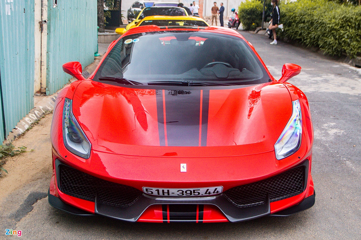 Chiếc 488 Pista Spider độc nhất Việt Nam sở hữu màu đỏ Rosso Corsa truyền thống của Ferrari. Ngoài thiết kế cực đoan, đặc điểm để phân biệt 488 Pista/Pista Spider với 488 tiêu chuẩn là đường sọc to chạy dọc thân xe. Tùy vào tùy chọn của chủ nhân mà màu của được sọc này được thay đổi.