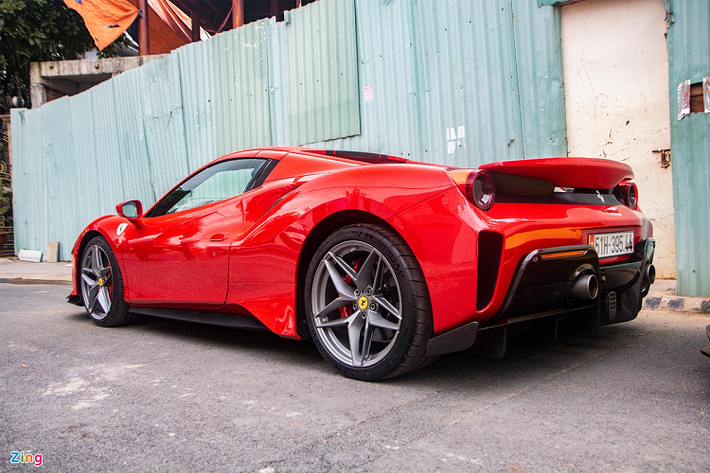 Siêu xe Ferrari 488 Pista Spider được giới thiệu hồi tháng 8/2018 tại sự kiện Pebble Beach Concours d’Elegance ở California, Mỹ. 488 Pista Spider là mẫu xe mui trần thứ 50 của Ferrari. Mẫu xe mui trần này là thành viên của gia đình xe hiệu năng cao, bao gồm 360 Challenge Stradale Spider, 16M Scuderia Spider, 458 Speciale Aperta.