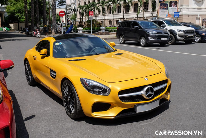 Được nhập khẩu và phân phối thông qua đại lí Mercedes-Benz tại Việt Nam, ở thời điểm mới về nước, giá xe Mercedes-AMG GT S được chào bán với mức giá 8,259 tỷ đồng, trong khi đó phiên bản Edition 1 có giá bán cao hơn khá nhiều.