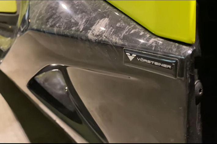 Riêng bộ kit thân vỏ bằng carbon đúc lấy từ công ty Vorsteiner cũng đủ khiến chiếc Huracan này trông giống một siêu xe triệu đô. Chi tiết những phụ tùng nâng cấp bao gồm lỗ thông gió trên bánh trước, và cả những tấm ốp sườn táo bạo.