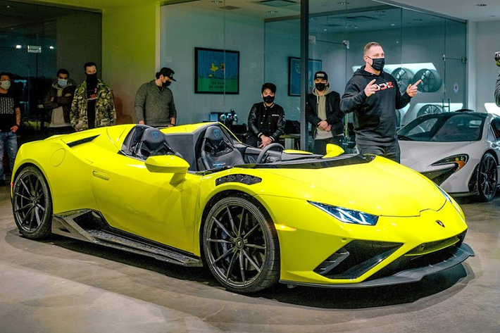 Những chiếc xe thể thao mui trần kiểu speedster luôn có một sức cuốn hút kỳ lạ, và đó là lý do tại sao dân độ vẫn thường tự ý “cắt nóc” những chiếc xe vốn lành lặn nhưng tiếc là không có bản speedster chính hãng. Trong khi thương hiệu Lamborghini không thiếu những siêu xe mui trần hấp dẫn, mẫu siêu xe Lamborghini Huracan phổ biến lại chưa bao giờ có lấy một phiên bản “2 chỗ nóc mở thoáng mát”.