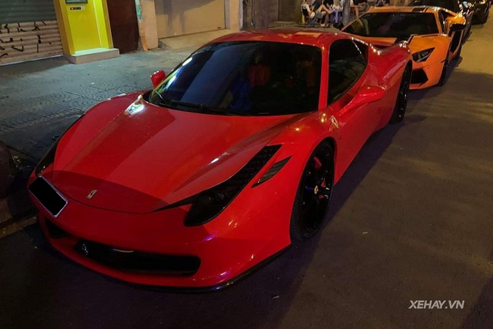 Tại Việt Nam, số lượng siêu xe Ferrari 458 Italia không ít nhưng vì đã có tuổi đời gần 10 năm nên không còn nhiều xe được giữ ở tình trạng tốt nhất. Chưa kể, nhiều chiếc đã được chủ nhân độ lại để trông hầm hố và nổi bật hơn.