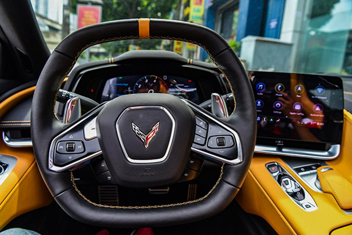 Ngoại hình Chevrolet Corvette C8 đầu tiên về Việt Nam gây ấn tượng với đèn pha LED thiết kế sắc cạnh, các hốc gió trước được chia thành 3 phần riêng biệt với các thanh chia gió nằm ngang tạo nên vẻ đẹp rất "cơ bắp" cho mẫu xe thể thao đến từ nước Mỹ.
