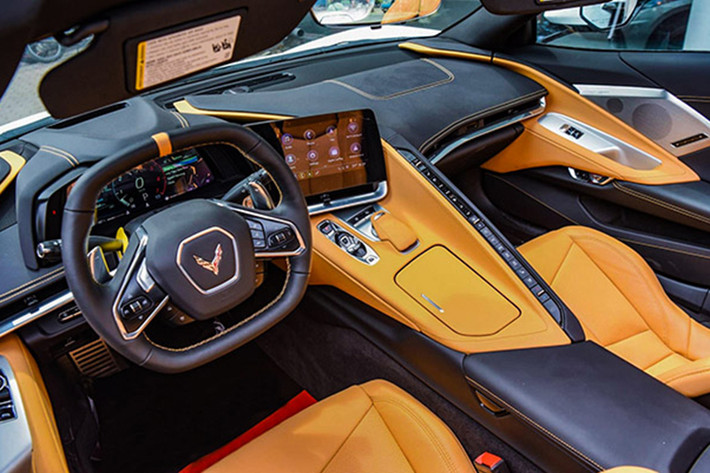 Chiếc xe thể thao mui trần Chevrolet Corvette C8 đầu tiên về Việt Nam mang ngoại thất màu trắng với nội thất màu da bò kết hợp cùng nhiều chi tiết màu đen ở bảng táp-lô cũng như viền ghế. Chevrolet Corvette C8 đầu tiên về Việt Nam sở hữu kiểu mui cứng tháo lắp bằng tay.