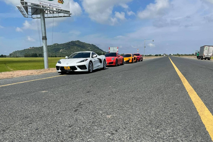 Đi cùng động cơ này trên Chevrolet Corvette thế hệ thứ 8 đầu tiên về Việt Nam chính là hộp số ly hợp kép 8 cấp do Tremec thiết kế và truyền sức mạnh đến 2 bánh sau. Chevrolet Corvette C8 Stingray 2LT 2020 có thể đạt tốc độ 100 km/h từ vị trí đứng yên trong chưa đầy 3 giây và tốc độ tối đa đạt hơn 300 km/h.
