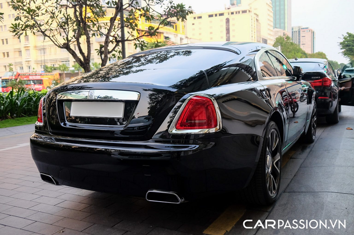 Ghế ngồi trên chiếc Wraith Series II này được bọc da tối màu với chỉ khâu màu trắng tương phản, tựa đầu ghế thêu tay logo Rolls-Royce, cabin xe được phối theo tông màu đen chủ đạo. Điểm nhấn trong khoang lái đến từ phần trần xe với tạo hình “bầu trời sao” đẹp mắt, đây là tùy chọn đắt giá mang đến trải nghiệm thượng hạng bậc nhất cho khách hàng mua xe Rolls-Royce khi sử dụng 1.340 bóng đèn LED cỡ nhỏ cùng nhau kết hợp để tạo nên “bầu trời ngàn sao” trứ danh của hãng xe Anh Quốc.