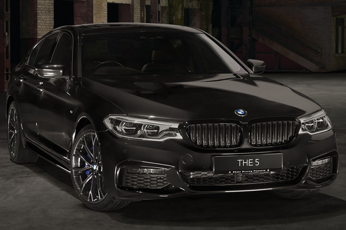 BMW 530i M Sport Dark Shadow Edition được trang bị động cơ xăng tăng áp 2.0L, 4 xy-lanh, sản sinh công suất 252 mã lực tại 5.200-6.500 vòng/phút và mô-men xoắn cực đại 350 Nm tại 1.450-4.800 vòng/phút. Xe được trang bị hộp số tự động 8 cấp.