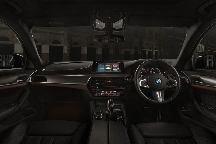 Nội thất của 530i M Sport Dark Shadow Edition có 2 tùy chọn trang trí, sử dụng chất liệu da Dakota màu đen kết hợp với chỉ khâu màu xanh hoặc da màu nâu với chỉ khâu màu đen. Trang bị bên trong xe giống hoàn toàn 530i M Sport tiêu chuẩn.