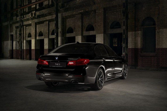 Giá xe BMW 530i M Sport Dark Shadown Edition được bán tại Malaysia với mức 96.999 USD, đắt hơn 530i M Sport 2.469 USD. Xe sẽ được bán trực tuyến từ ngày 4/1/2021, khách hàng cũng có thể đến xem xe tại các đại lý từ tháng 1/2021.