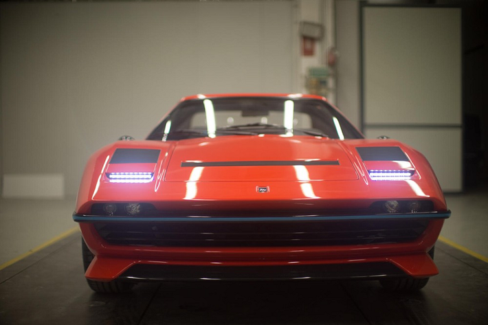 Đối với những ai không biết, Ferrari 308 GTB là một siêu xe V8 động cơ đặt giữa được bán từ năm 1975 – 1985. Nó là một mẫu xe nổi tiếng, từng xuất hiện trên nhiều nền tảng truyền thông, và thậm chí góp mặt trong bộ phim truyền hình Mỹ “Magnum, P.I.”. Maggiore nói rằng dự án phục chế kiêm độ Ferrari 308M hàng hiếm là một chuyến viếng thăm quá khứ với công nghệ mới.