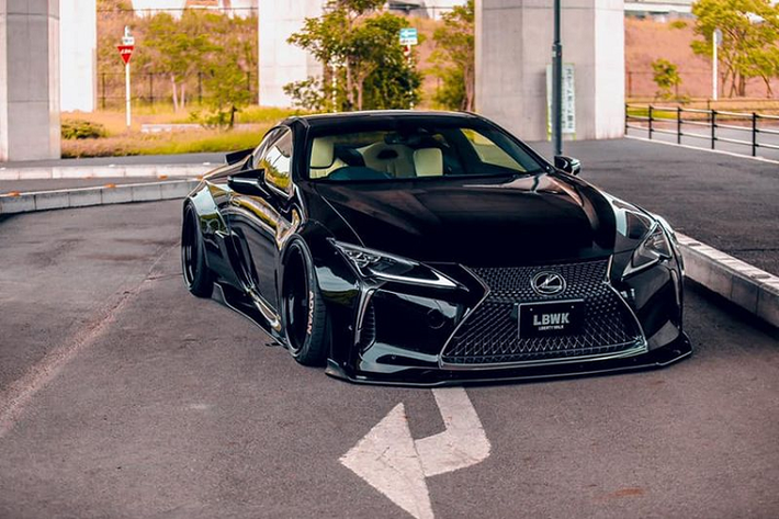 Mặt khác, các fan của gói độ thân rộng nhà Liberty Walk lại vô cùng hài lòng và phấn khích khi nhìn thấy dự án Lexus LC500 mới nhất của Liberty Walk