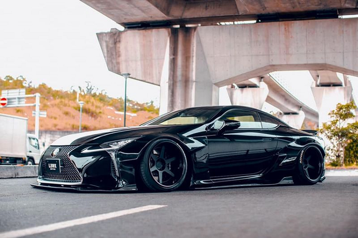 Mẫu xe sang Lexus LC500 được đánh giá là một trong những chiếc xe đẹp nhất trên thị trường hiện nay về mọi mặt, từ các tỷ lệ thân xe cho đến các chi tiết phức tạp hơn.