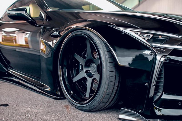 Thực tế, trong quá khứ Liberty Walk đã từng chế tạo nhiều bộ kit thân rộng điên rồ hơn nữa cho Lexus LC500, ở dự án mới, hãng độ Nhật đã cố gắng tiết chế lại để có một chiếc LC500 widebody cân bằng hơn.