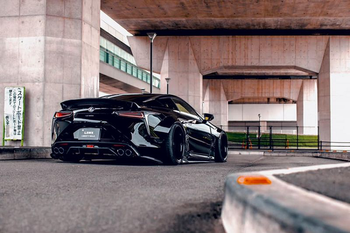 Như thường lệ, chiếc Lexus LC500 lết đất này được trang bị hệ thống treo AirRex giúp gầm xe có thể hạ xuống / nâng lên dễ dàng chỉ bằng một nút bấm. Đây là yếu tố đặc trưng của các gói độ thân rộng nhà Liberty Walk.